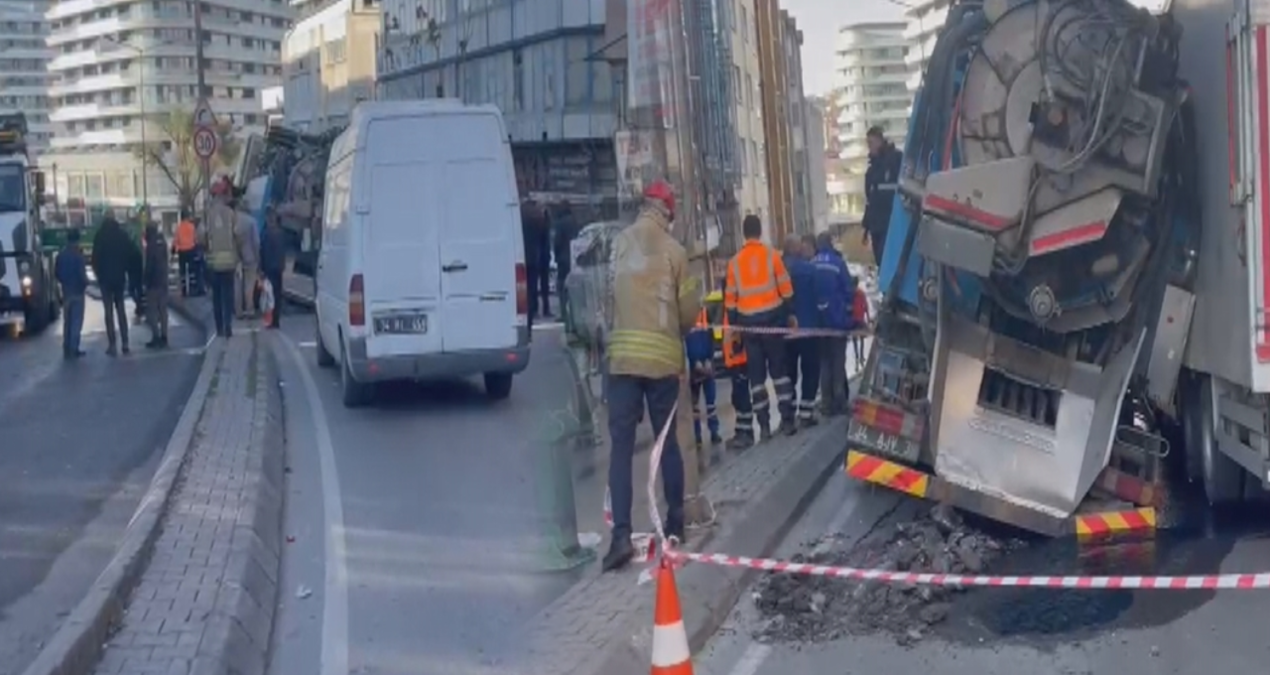 Güngören’de yol çöktü; 2 kamyon çukura düştü